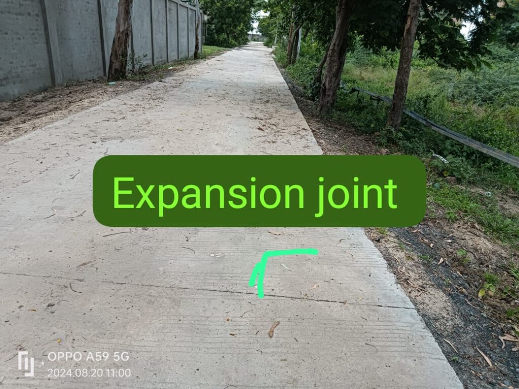 Expansion joint for c.c.road